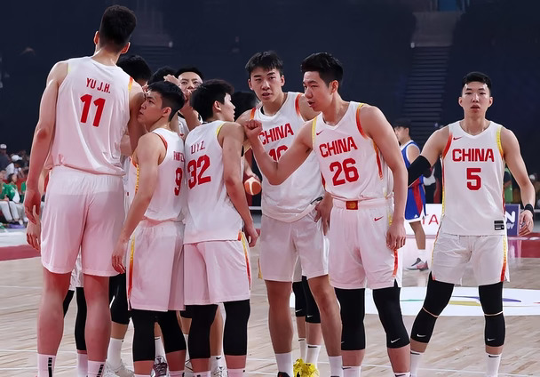 中国男篮对阵日本，杨毅又隔空怼了苏群！