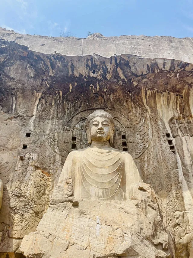 历史上的武则天长什么样?史书没有留下武则天本人的直接画像，最可靠的文字线索来自《旧唐书》：太平公主丰硕，方额广颐，武则天称女儿和自己长得很像。也就是额头宽阔、脸颊饱满方圆，体态丰腴，是盛唐推崇的大气长相。
相术记载她龙睛凤颈，眼睛明亮有神，脖颈修长，自带威仪。14岁因貌美被选入宫，太宗赐号“武媚