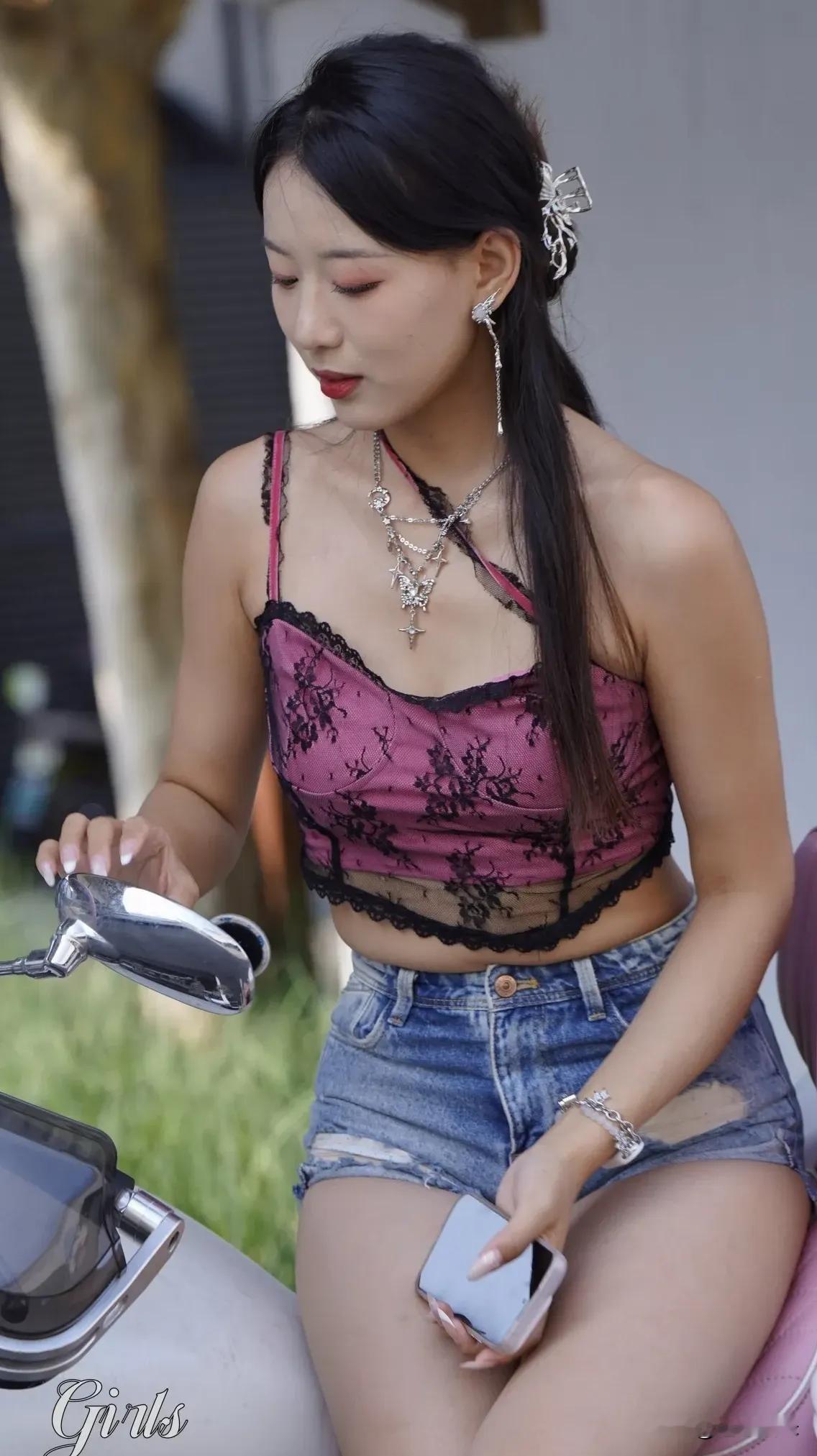 淡蓝色牛仔热裤美女静坐桶椅上，艺术酒吧外晨雾朦胧。    花墙露珠滴落...