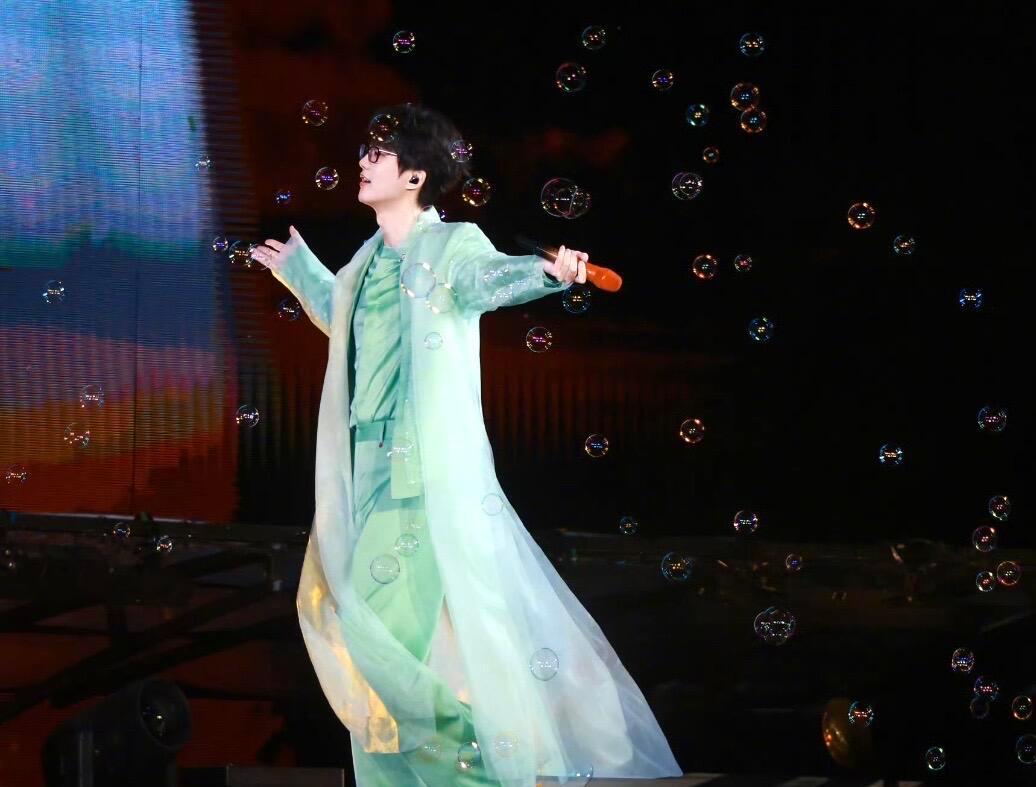 许嵩原创歌曲编入五年级音乐课本在音乐课本上看到了许嵩的歌没有花里胡哨的炒作，全凭一首首原创走到今天。能被选进教材，这就是对原创音乐人最好的肯定，才华永远不会过时！ ​​​