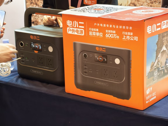 今天打卡了下2026深圳充电嘉年华，现场能打卡抽奖赢各种数码周边配件，还能一站式体验多家品牌的新品配件，比如邦克仕iPhone Duo碳纤维手机壳、倍思三合一充电站、红魔散热器8 Pro、PANDAER白金唱片伸缩数据线等等。
	
活动还专门设置了数据线品牌专区，从240W高功率快充线、雷电5/USB4高速传输线，到磁吸收纳线、伸缩线、一拖二多功能线材全都有。随着USB-C生态全面普及，数据线早已不只是基础充电配件，而是覆盖充电、数据传输、视频输出等等！