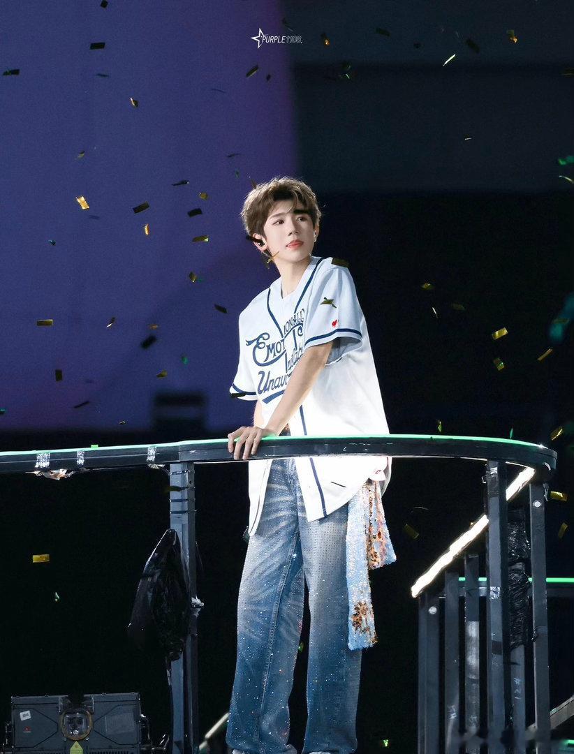 #王源南京淘到平价复古相机#
王源，内地男歌手、演员，TFBOYS成员，伯克利音乐学院在读。擅长词曲原创，薄荷音极具辨识度，同时涉足影视、主持领域，兼具创作实力与人气影响力￼￼￼。#王源[超话]# ​