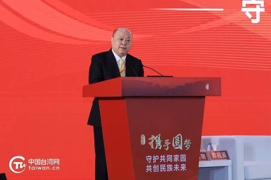 新党副主席李胜峰一句话，戳破岛内多年的和平骗局：不以统一为目标，就不会有真正的和平。
民进党当局一直在兜售一种幻想：维持现状、回避统一，就能长久安稳。这套话术，本质就是把“不统不独”当成遮羞布，一边持续去中国化，一边不断向外部势力买武器、抱大腿，试图无限期割裂两岸。很多台湾民众被这套叙事蒙蔽，以为不