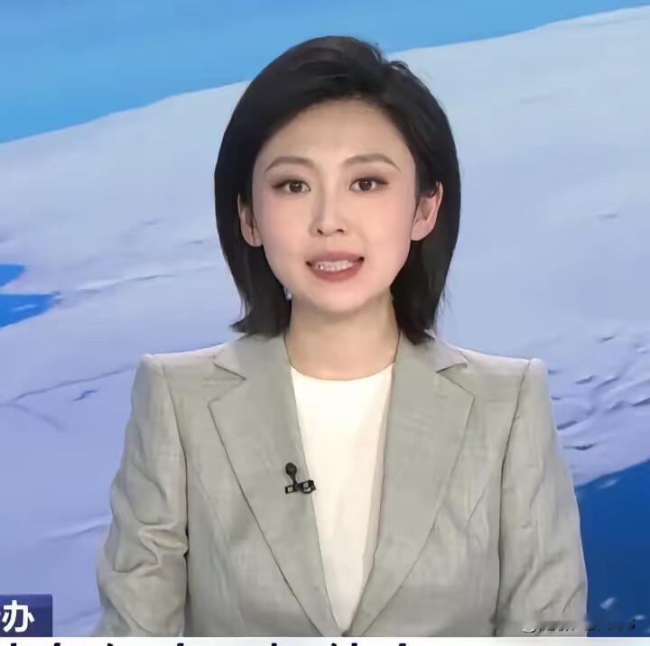 这一位留着齐肩短发的主持人好美啊，颜值比李红还要高，气质也比李修平好。...
