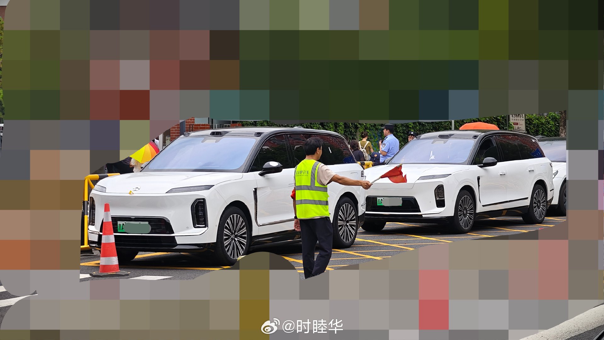 直观感受一下蔚来ES9和ES8的区别。
（临时合法停车） ​