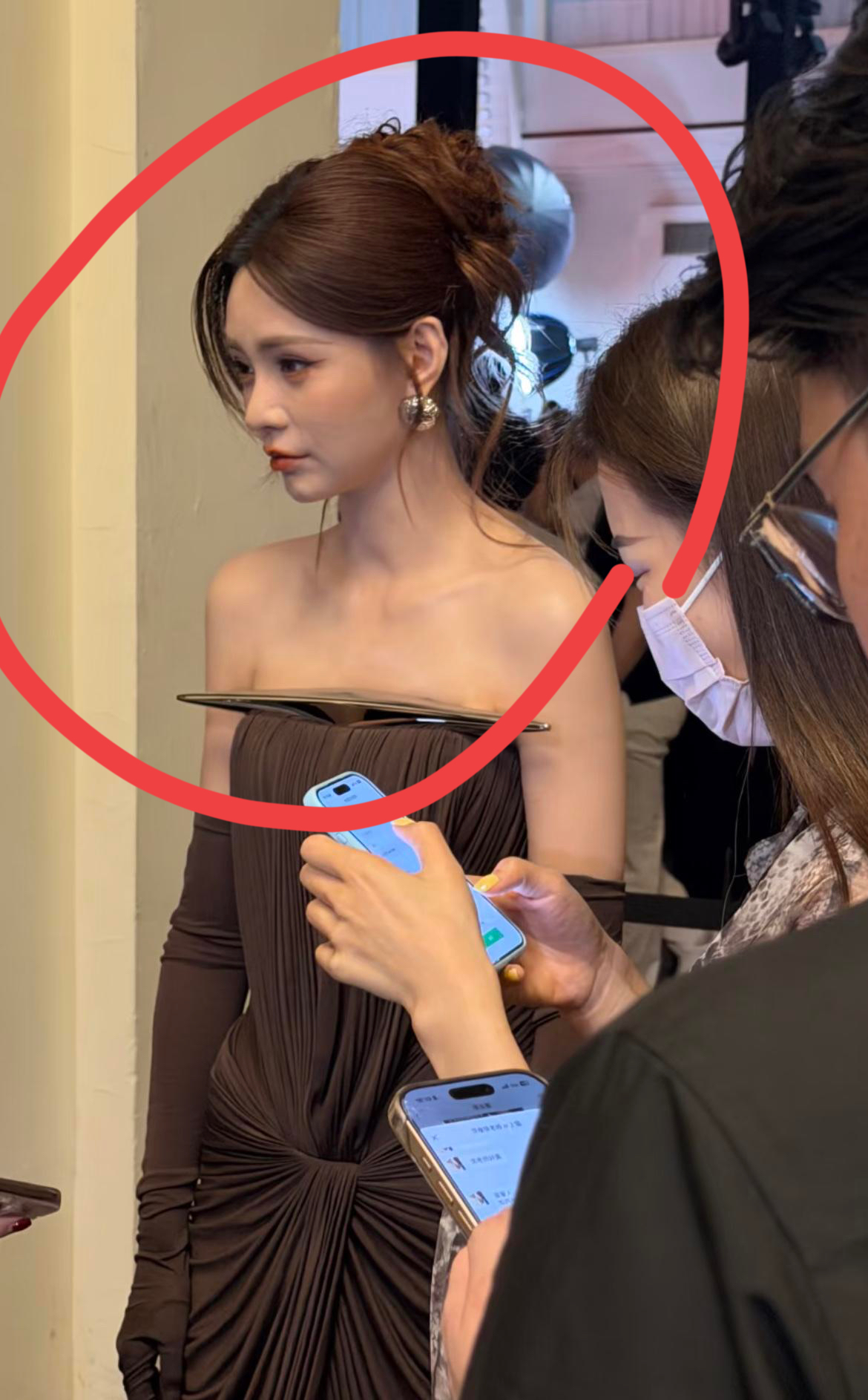 沈梦辰，美商可以，

沈梦辰其实长相很普通，因为美商还可以，这些年把自己从灰姑娘变成了一个超级洋娃娃。怎么看怎么像个洋娃娃，真的百看不厌。

沈梦辰美商不错，整商也可以，脸上有科技感，但不得不承认依然很好看。
