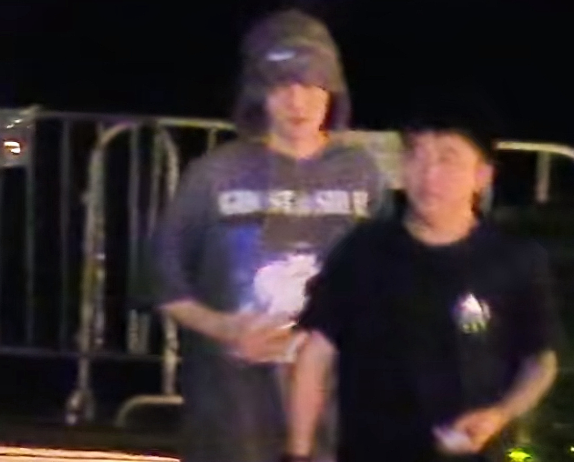 鹿晗现身张碧晨生日局，一段现场演唱片段传开，各种猜测跟着来了！

这场属于私人的生日聚会，鹿晗难得露面，现场唱起陶喆的《爱很简单》。聚会一直持续到凌晨将近一点，散场的时候他脚步不稳，被一旁人陪护着上了车。

不少人直接把这个画面，和他之前被爆料后的低调状态绑定，说是借酒消愁。其实换个角度想想，朋友生