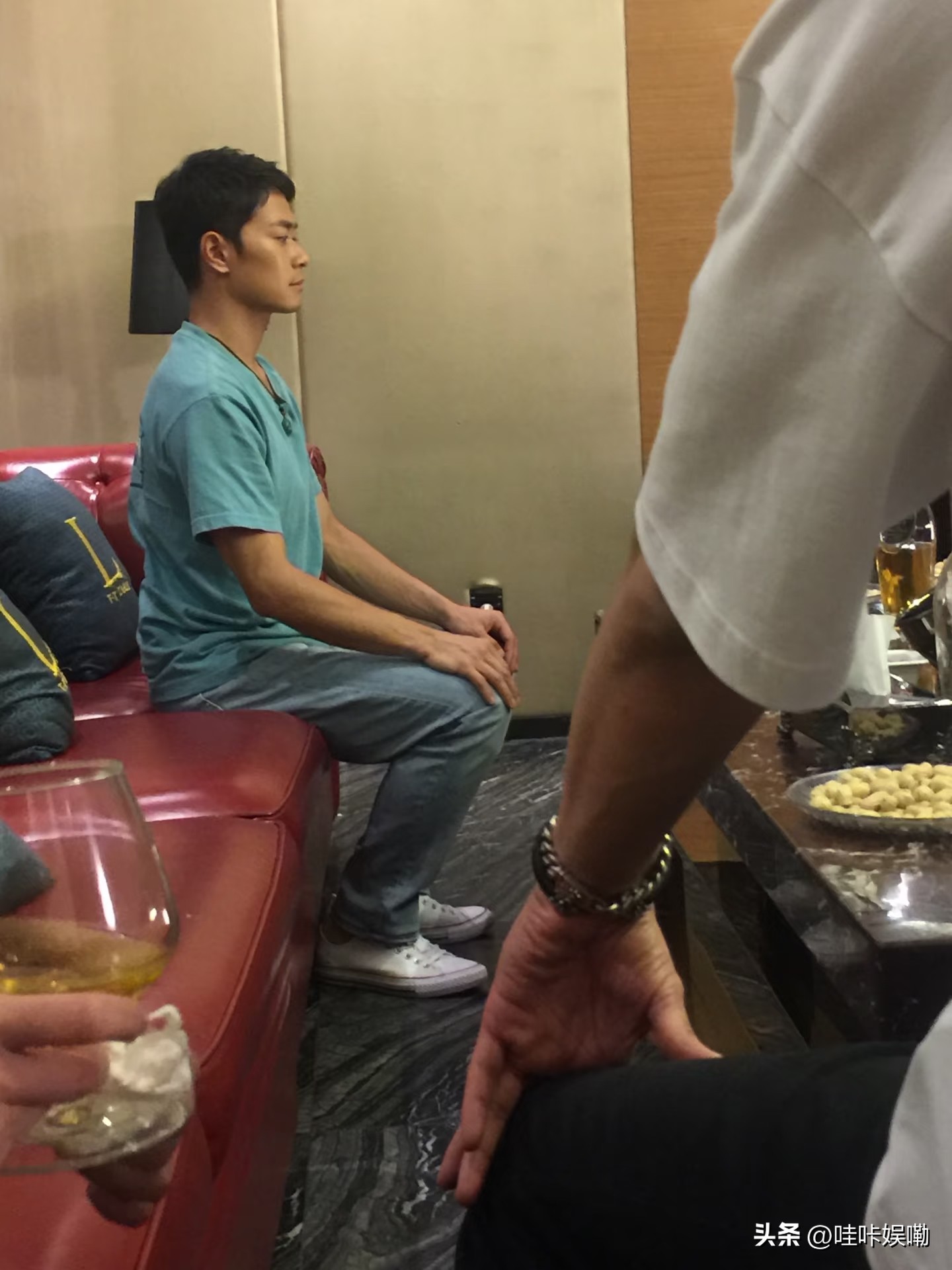 这样的老款式艺人真是不多见，
前两张是曹骏19年被拍到的，拍戏空档时的状态，有网友评论说：
像踢着正步进歌厅，往那儿一坐就是兵。

据说那时的曹骏大学刚毕业，沉迷于硬汉形象，把自己练得很壮，还去烤灯美黑，对自己的美貌一无所知。
一番历练和摸索后，终于找到了适合自己的吃香赛道。
又从硬汉变回奶油小生了