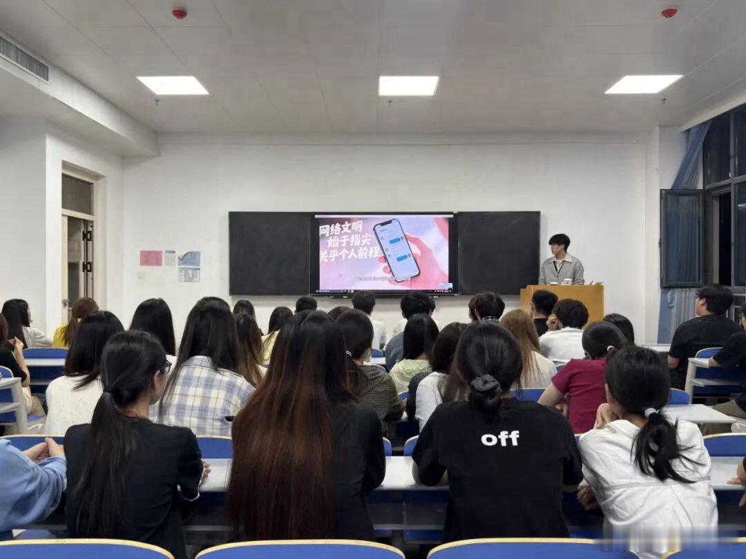 #河南科技职业大学[超话]#  金秋送爽，逐梦启航。为帮助同学们快速调整作息状态，收心归位、蓄力奋进，以崭新的精神面貌迎接新学期的学习生活，近日，各学院组织开展“开学第一课”主题班会活动，为新学期校园生活拉开崭新序幕。班会伊始，各班团支书结合校园日常、学业规划、行为规范等内容展开讲解， ​