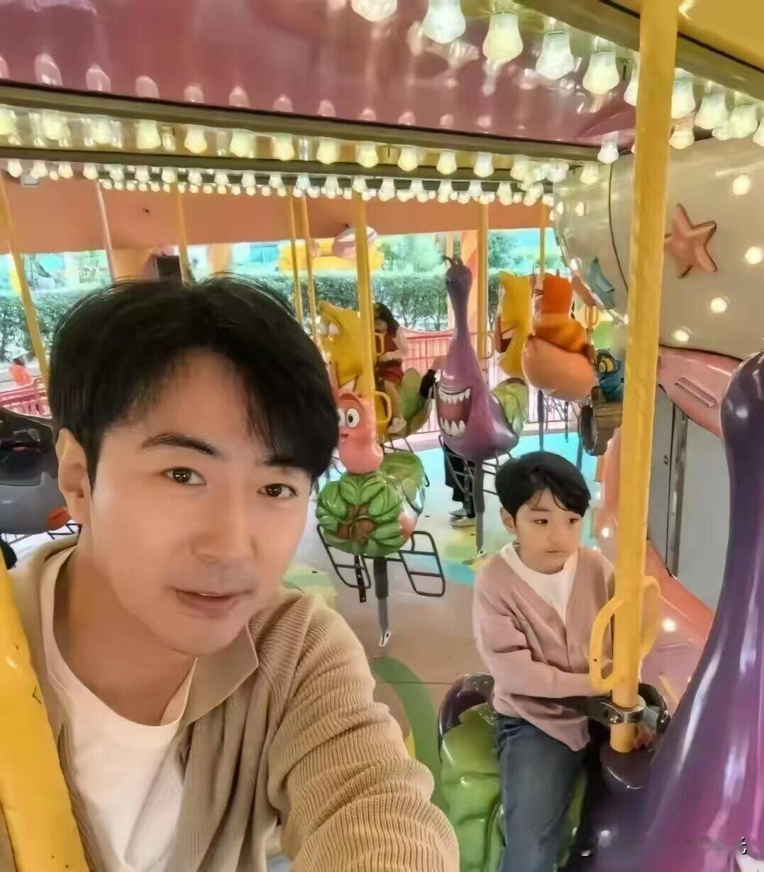 高梓淇和儿子珉宇难得同框。自从离婚之后，孩子一直在韩国跟着妈妈蔡琳生活，父子俩见一面真不容易。这次相聚，一起吃饭、去游乐场坐旋转木马。孩子长相带着韩系的感觉，大家觉得父子俩长得像吗？