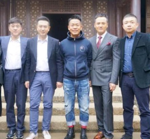 看有人说这里有演员张龄心老公，哪位是啊？