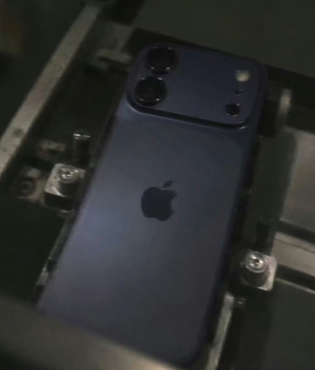 #iPhone18外观曝光#

这不就是iPhone 18 Pro去掉一颗摄像头的样子吗，其他都一模一样，在苹果公司当设计师是不是挺简单的？？？[允悲]

不过标准版这个外观确实挺唬人的，比前几代的标准版看起来贵气一些[doge] ​
