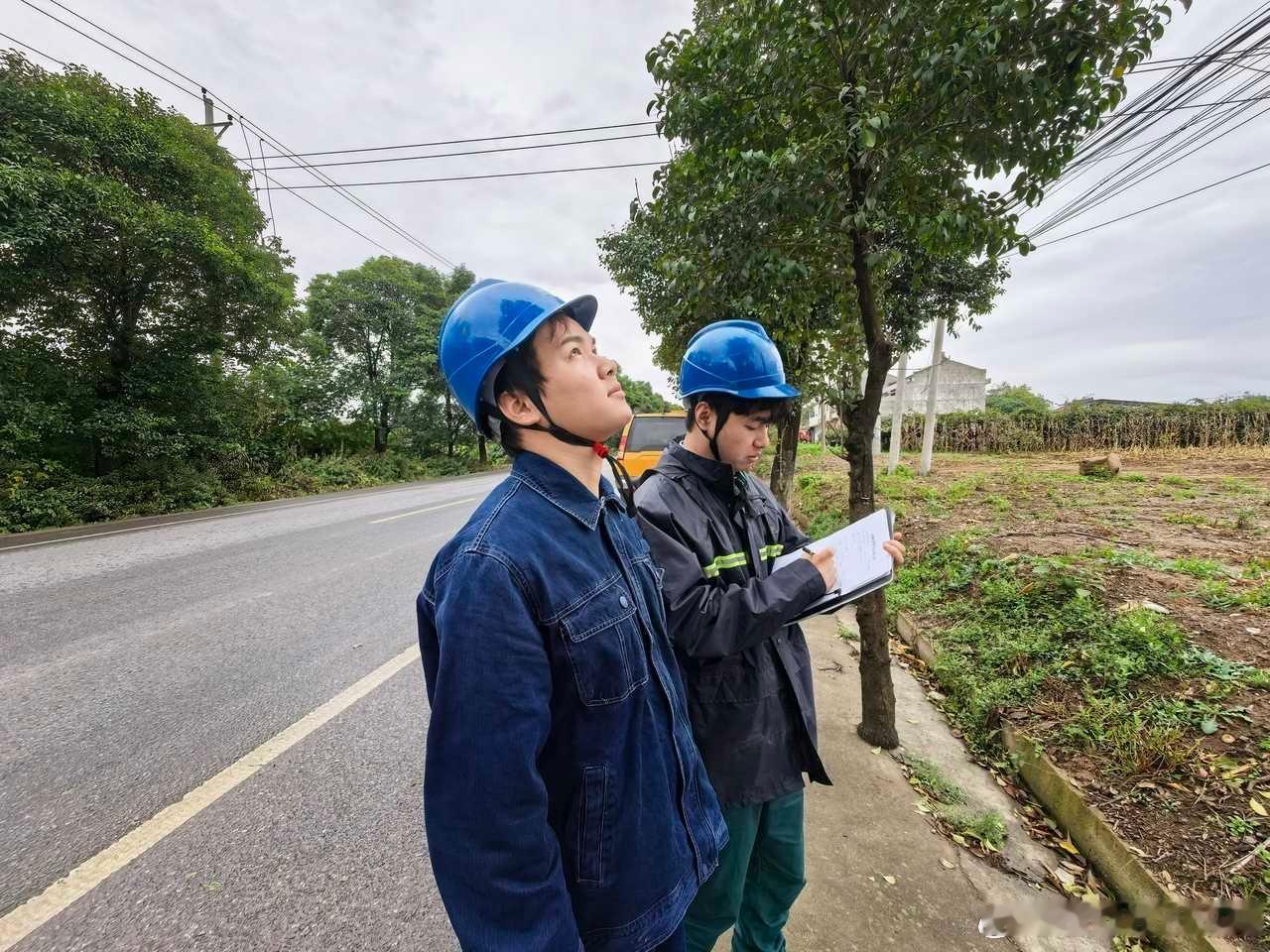 #做好人民电小二##双满意在行动#【眉县公司：雨后线路特巡 守牢汛期供电防线】10月12日，眉县公司平阳中心供电所开展雨后线路专项特巡，重点对低洼路段、边坡河道、老旧台区等关键点位开展全覆盖排查。工作人员采取人工徒步巡检+无人机航拍相结合的方式，细致排查杆塔、线路、配电设 ​