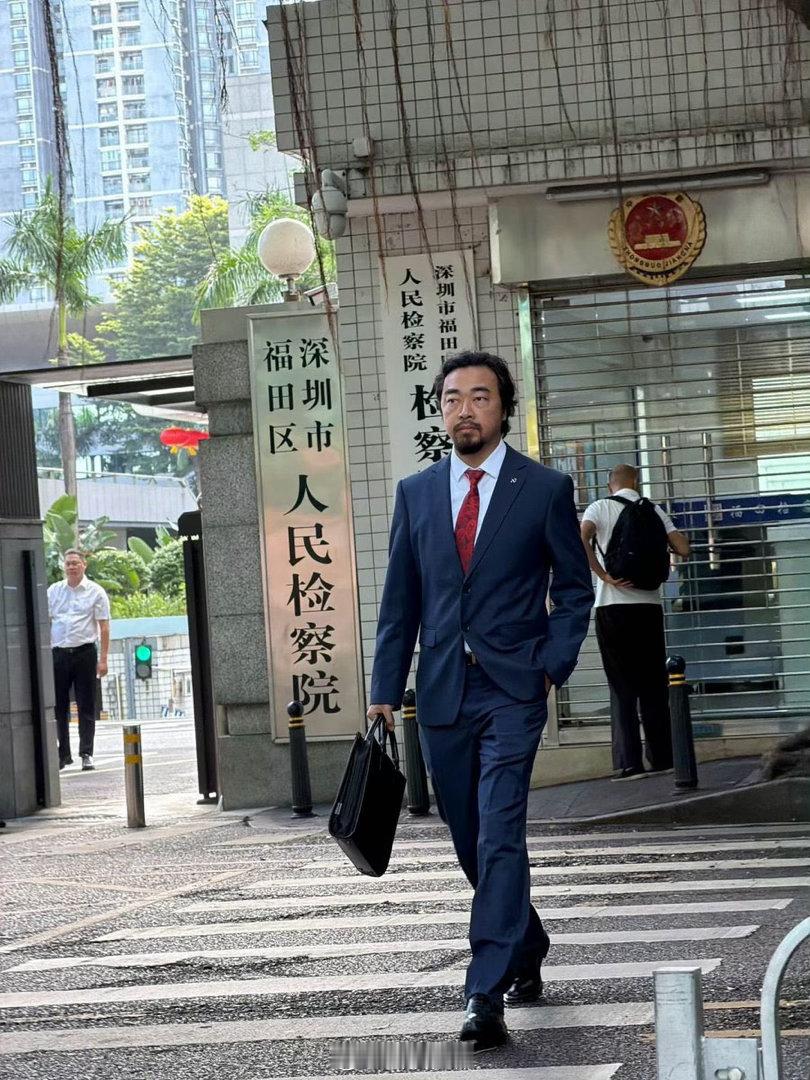 宇树科技昨天刚在科创板敲钟，王兴兴身价破千亿还没捂热，今天展台上自家机器人就被峰哥连环飞踹到“阵亡”。这剧情比科幻片还刺激，简直是给资本市场来了一记物理暴击。

虽然展方说只是轻微异常，但这种“暴力测试”背后，其实是大众对具身智能产品耐受边界的某种试探。当600倍市盈率撑起几千亿市值 ​