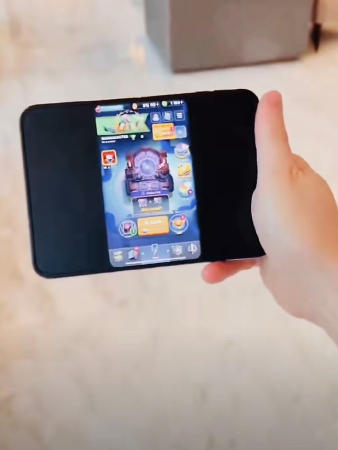 #iPhoneDuo开箱暴露适配问题#
我们果粉会自适应的[doge] 
不过我猜以苹果的优先级 
没两天应该就都适配了
厂商那边估计正加班赶工呢 ​