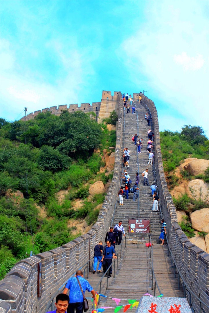 我国拥有全球规模最大的国内旅游市场，同时也是国际旅游的主要目的地。

国内旅游的热度，这些年一直保持稳定增长。一到假期，短途周边游，跨省长线游，都会迎来大量出行人群。大家出游的选择变得更加丰富，有人偏爱山野乡村，有人喜欢城市人文，也有人专门打卡历史古迹。各地不断完善景区配套，改善交通住宿条件，丰富游