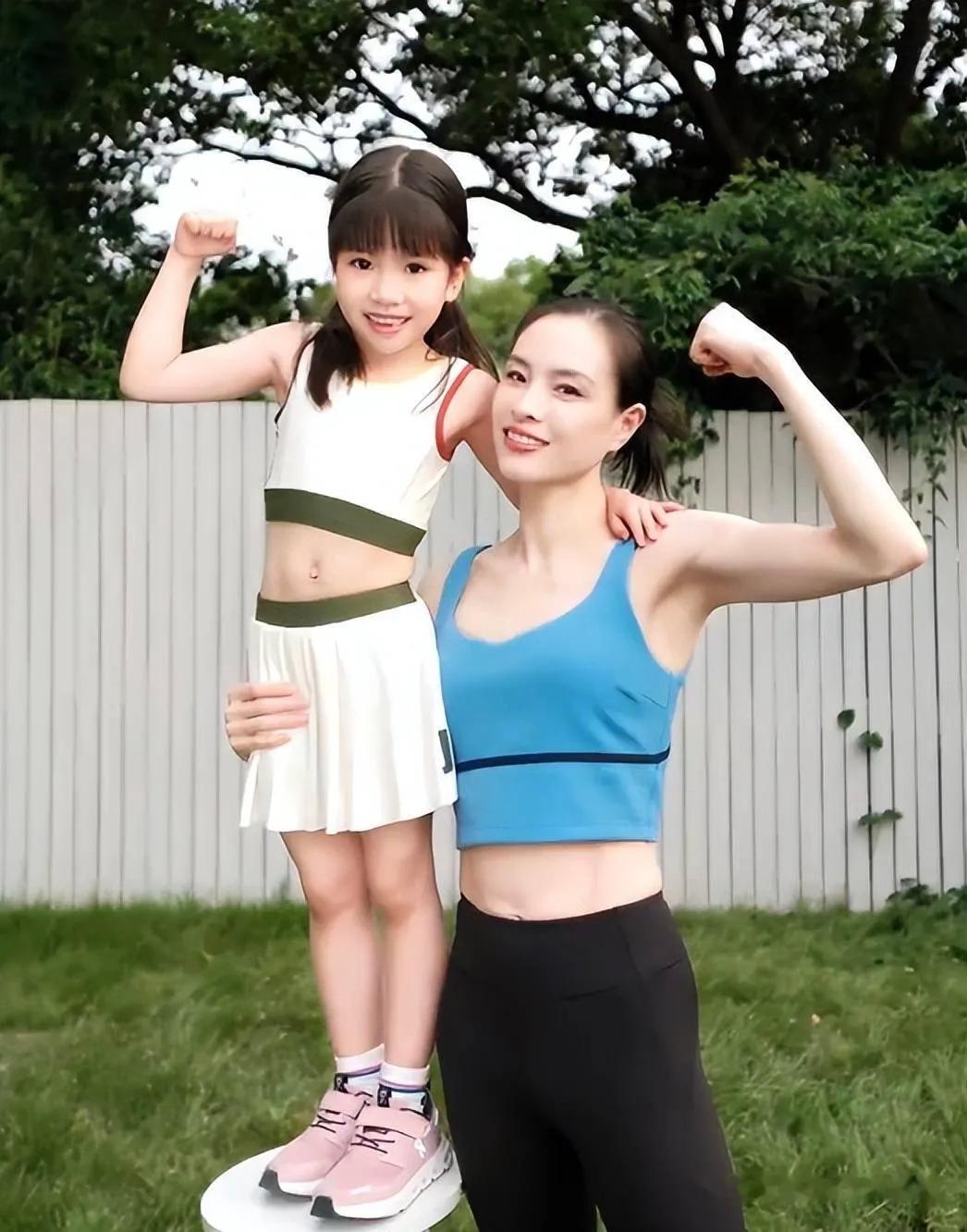 吴敏霞嫁普通人儿女双全，带女儿慢跑从不逼她走竞技路，人生配置为什么比金牌更珍贵？……………………
身为跳水奥运五金王，吴敏霞曾经站在世界最高领奖台，手握无数人梦寐以求的金牌与荣耀。可退役之后，她选择褪去冠军光环，嫁给圈外普通人，拥有一双儿女， 日子平淡安稳。 
闲暇时，她会带着女儿出门慢跑，只是简单