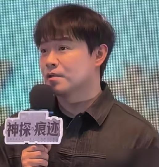 陈思诚拍新片，张译李晨邢佳栋全来了，张国强却拒了。
路演上他自己抖的，《士兵突击》那帮人有个私聊群，二十年没散。有合适的角色，一个电话，人就到。
这次《神探之痕迹》，张译李晨邢佳栋全在。唯独张国强，陈思诚请他演凶手，被婉拒。
陈思诚笑着说的，台底下也笑。
但你要知道，张国强不是不捧场。之前《