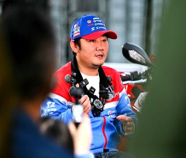 500块钱，请个圈内顶流录专属语音包，高德地图这波操作，直接把广告圈的底牌给掀了。但最离谱的不是高德抠门，而是故事的另一位主角——机车圈大名鼎鼎的“53号”职业车手张雪。流程敲死，合同摆好，人甚至都已经坐进隔音的录音棚里了，看着面前那500块钱的劳务费，他突然一抬手，把笔往桌边一搁：“钱我不要了，给
