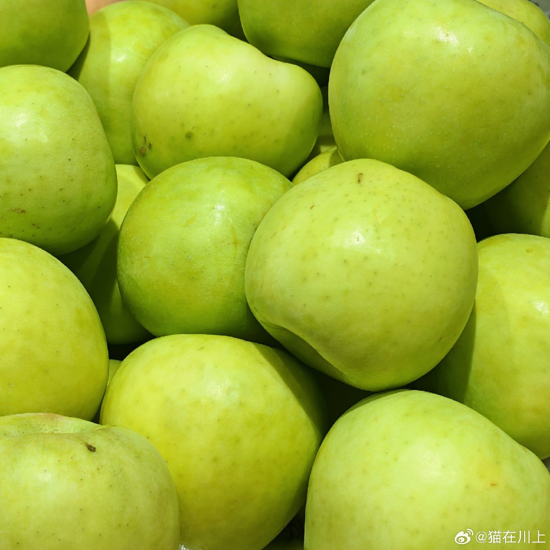 这个青苹果🍏专门问了品种，叫青森明月，真的超级好吃[彩虹屁]特别特别清爽的汽水味，看着是绿色的，口感是松脆的。 ​