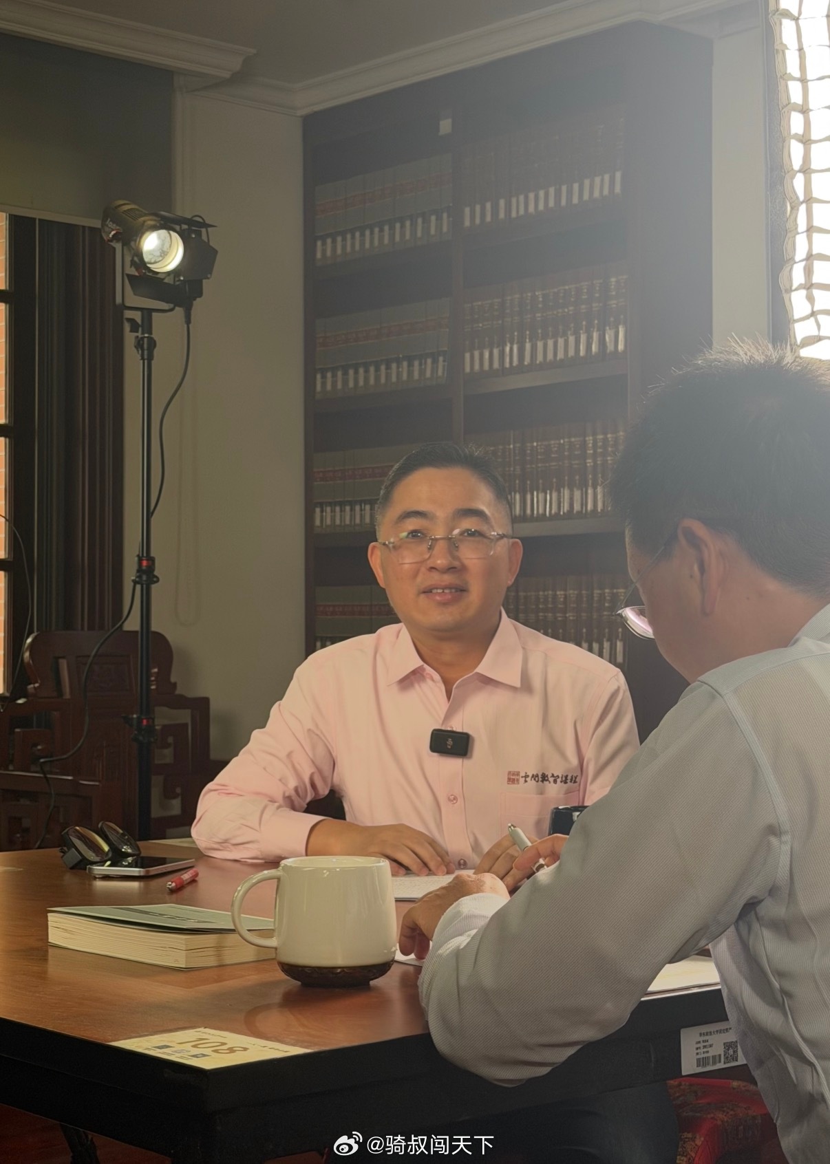 #南大老师回应PPT称没Token应退学#
亲手把86页举报材料递进纪委的，是安大副校长付磊的两个亲生女儿

这个事最近火了你知道吗？

第1，付磊本硕博都在武大就读，留任后一路升到武大人事部部长，2025年调任安徽大学副校长，是业内公认的青年学术骨干。

第2，他妻子同为高校教职，育有两个女儿，原本事 ​