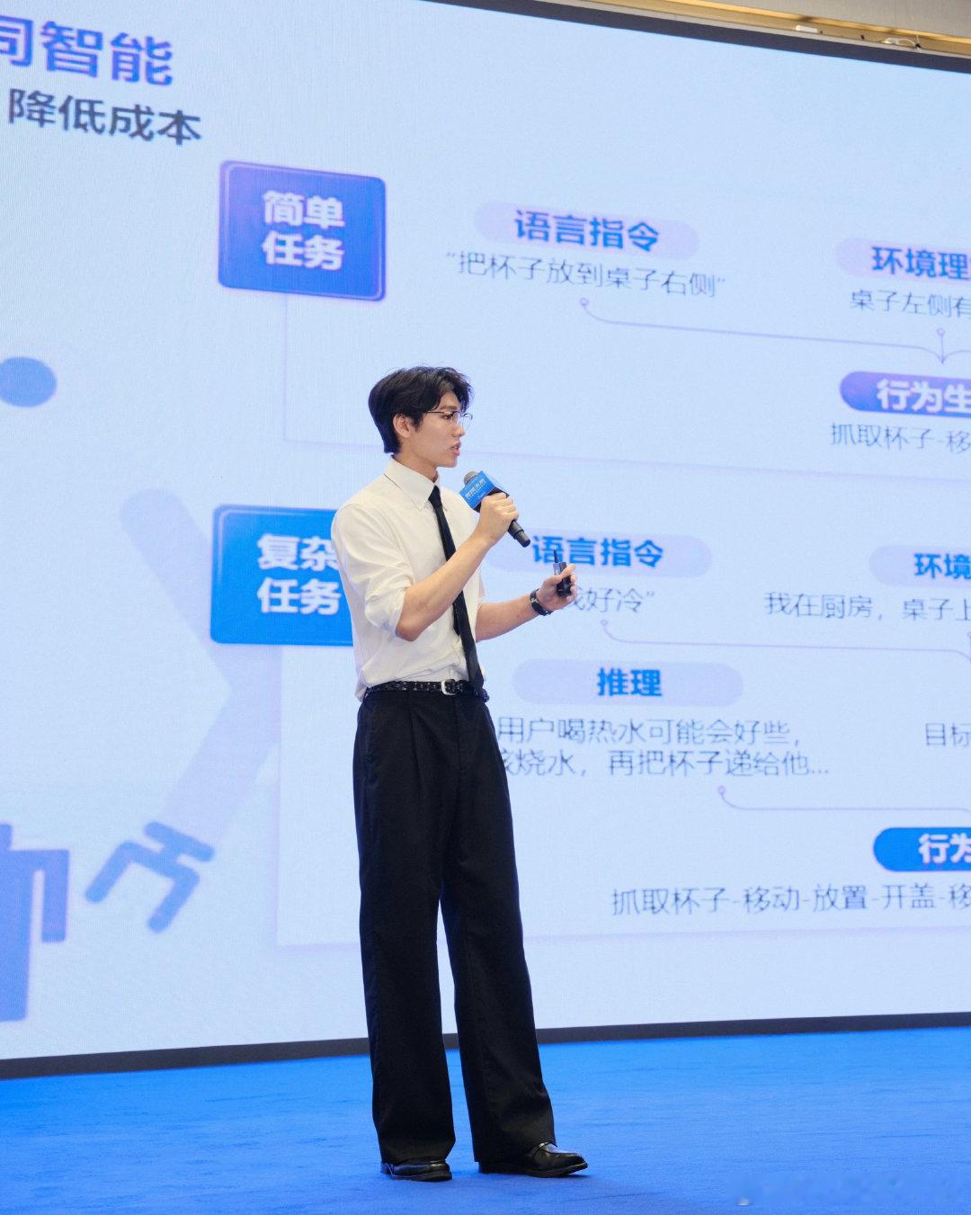 最近参加了一个创业大赛，比赛分为企业组和创客组。
我发现一个很有意思的现象：

进入企业组决赛的，基本都是 B2B；创客组里，却有很多 B2C。

这可能不是巧合，而是创业项目经过现实筛选后的结果。

在创意阶段，大家更容易想到 B2C。因为消费者的问题就在身边：一个新的 App、一件智能硬件、一种更方便的生活方式。产品容易理解，故事也容易讲，甚至做出一个原型就能让人眼前一亮。

但当项目真正变成一家企业，问题就变了。

- 获客要花多少钱？
- 用户愿不愿意持续付费？
- 流量从哪里来？
- 巨头复制以后怎么办？

很多 B2C 项目不是产品不好，而是很难用有限的资金，持续、低成本地找到足够多的消费者。

相比之下，B2B 看起来没有那么性感，销售周期也更长，但它有一个很现实的优势：

只要解决的是企业真实存在、并且已经在花钱解决的问题，客户就可能为结果付费。

帮工厂降低一次停机损失，帮企业减少一个人工岗位，帮电网提升一点效率，产生的价值可能远高于向一万个消费者收取会员费。

...
