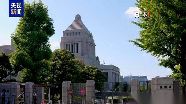 9月17日上午的日本东京，高市早苗内阁的阁僚们排着队，把辞呈交了上去。
表面上看，这阵势大得惊人，全员辞职，一副要彻底推倒重来的架势。
但这不过是走个过场，因为就在当天晚上，改组后的新班子就会无缝衔接，敲锤上岗。
镜头拉回一天前。自民党关起门来开临时总务会，高市早苗把党内高层人事挨个盘了一遍，多数核