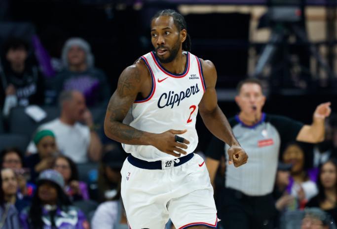 近日，前NBA球员钱德勒·帕森斯在《Run It Back》节目中，谈到了快船违规招募伦纳德一事。

主持人：“是的，我们在圣安东尼奥马刺对丹尼斯舅舅非常熟悉，他承担了大部分的惩罚。顺便问一句，你如何确保丹尼斯舅舅在未来五年里不会再搞小动作？难道他就不见人了吗？”

钱德勒·帕森斯：“是啊，到底谁来 ​
