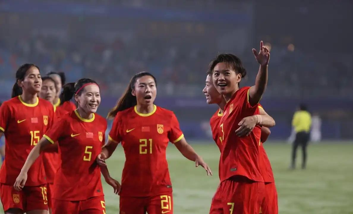 中国女足在亚运会加时赛换人时没通知第四官员，孙方欣直接上场，直到王霜进球后裁判组才发现程序违规。被换下的其实是袁丛，不是张睿，这个细节错误让不少讨论跑偏了。更关键的是，裁判只补发黄牌，没取消进球，也没改判比分，所谓“判0比3”根本不是规则里的自动处罚。这事暴露的不是球员能力问题，而是球队管理流程的粗