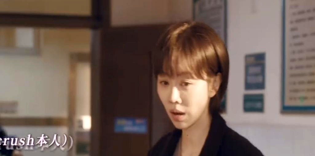 姜妍在《小城良方》里演的艾辰，真是我见过最虎的女主。

开着叫1314的殡葬品店，听说店员不干了，二话不说拎起纯净水空桶就往店员哥哥刘铮亮头上砸，直接把人打得抱头鼠窜。起因很可能是弟弟在老板面前说了亲哥坏话，这暴脾气简直一点就着。

更绝的是转头她又倒追刘铮亮。当面直接问合不合适，刘铮亮回了句“配不