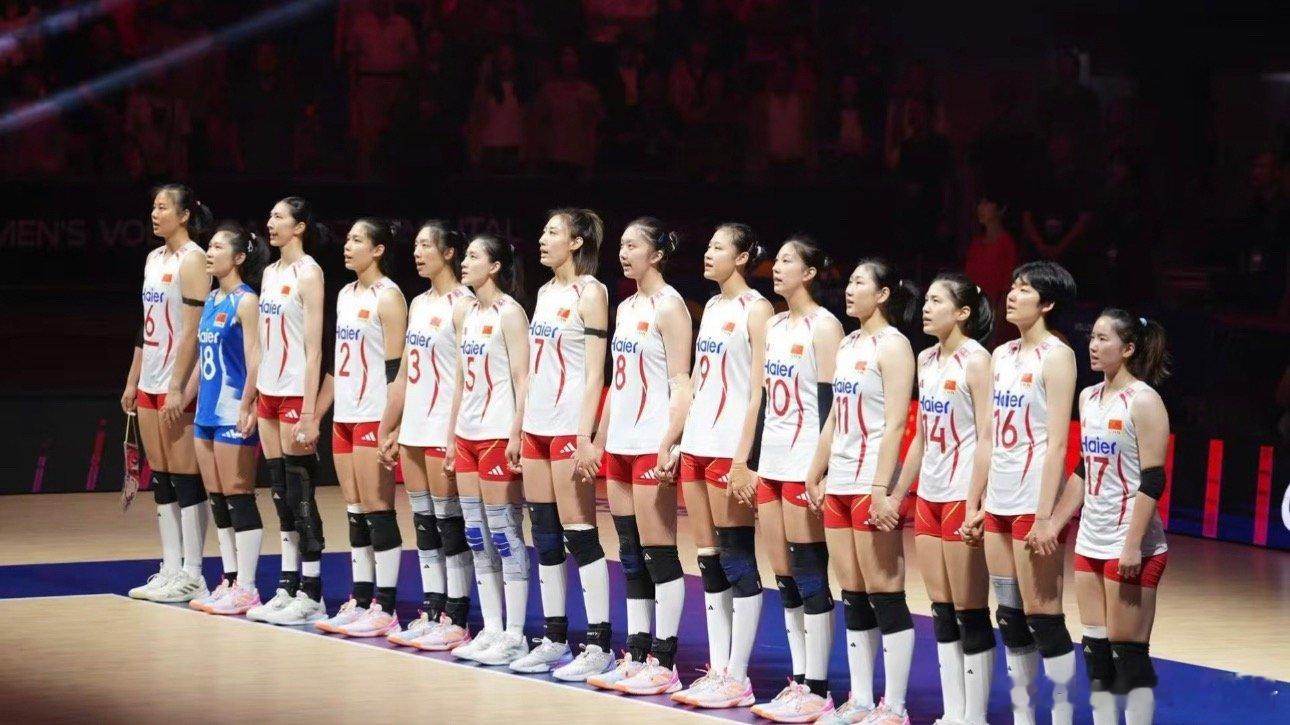 #中国女排vs泰国女排# 

中国女排晋级!今晚决战泰国
姐妹们！速报！🏐
昨晚天津亚锦赛半决赛，中国女排 3:0 干脆利落零封伊朗！三局比分 25:22、25:12、25:19，全程没给对面太多机会。
更狠的是——这届亚锦赛打到现在，中国队一局都没丢过！小组赛加淘汰赛一路零封，这状态谁看了不迷糊😍
📊 几 ​