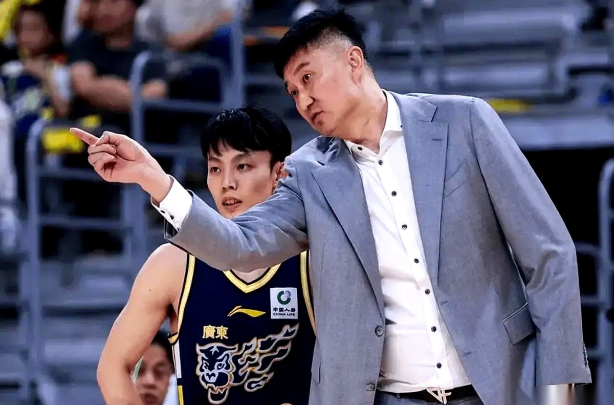 “季后赛不是这么打的！”广东队主教练杜锋一声吼，场边记者都缩了缩脖子。...