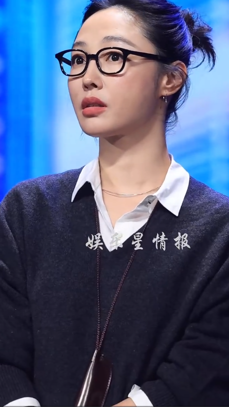 白百何衣品白百何黑框眼镜搭配针织叠穿，松弛又自带清冷高智感
