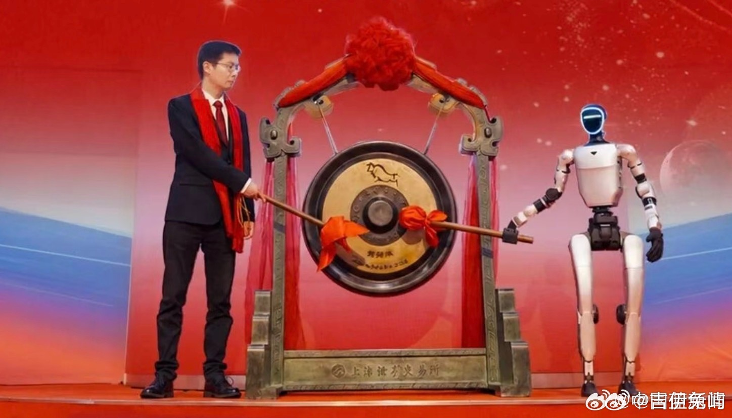 #宇树跌至全球人形机器人市值榜第二#两者现实业务反差巨大，宇树的机器人实际出货量遥遥领先，是Figure AI数十倍，但资本市场给出了完全不一样的定价逻辑。海外市场更看重通用人形机器人未来AI软件的想象空间，A股市场则开始回归现实，重新审视商业化落地、营收数据，不再单纯为概念故事买单。

排名只 ​