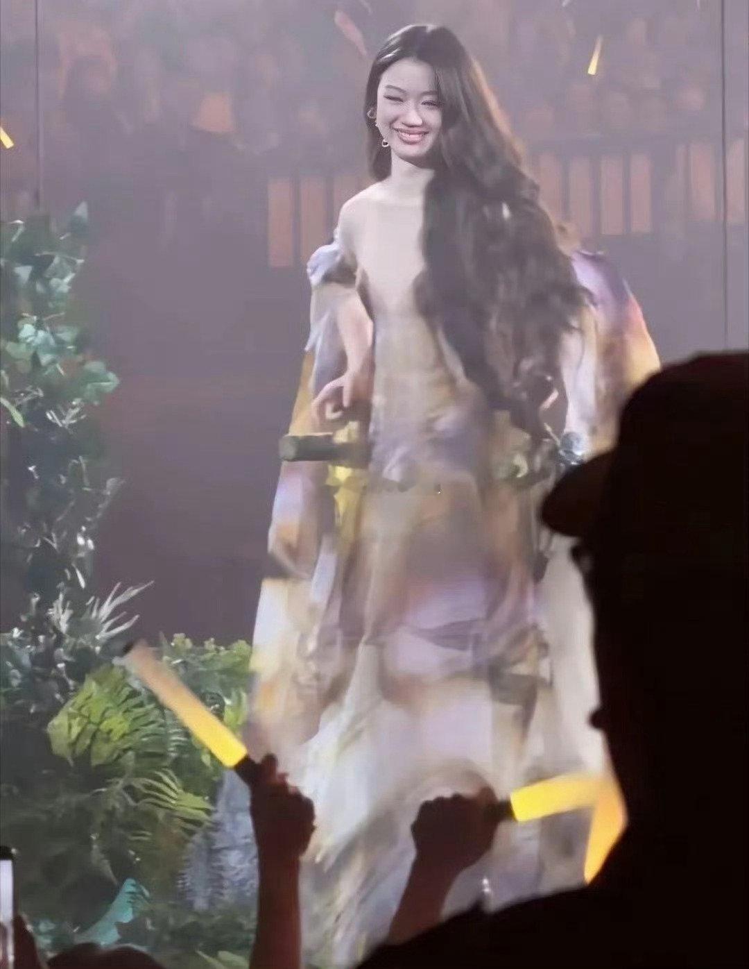 李荣浩如果看到她这么努力，肯定不舍得发文炮轰她 ​​​