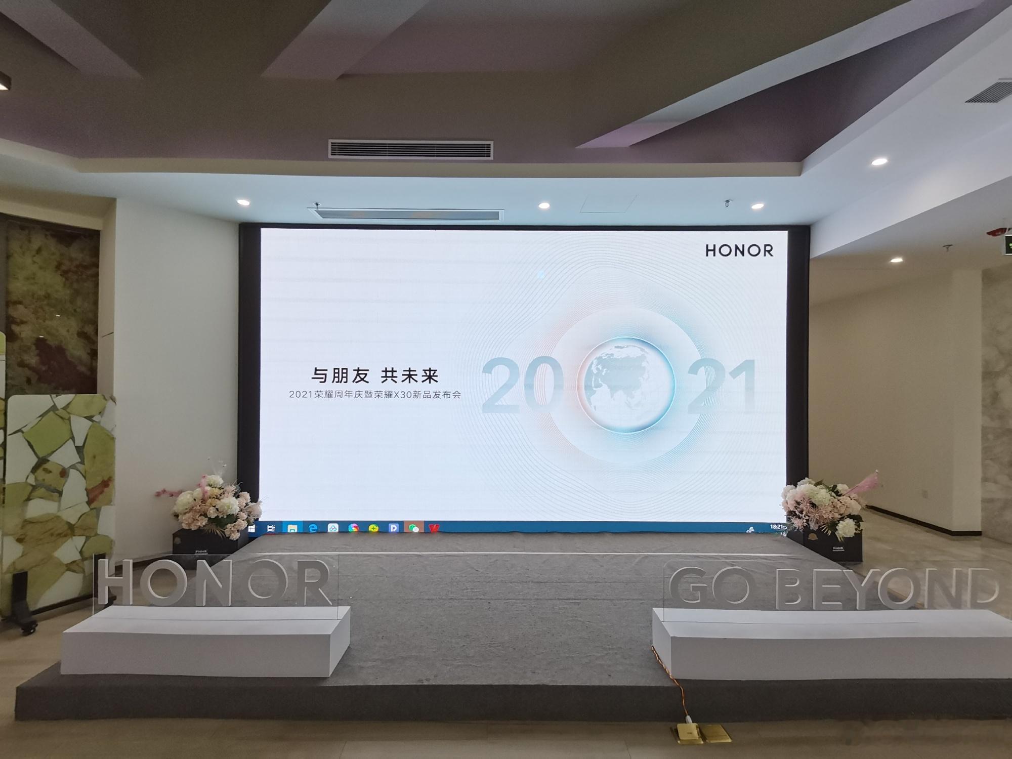 与荣耀X系列的缘分，始于2021年的冬天。那年在厦门，参加荣耀周年庆暨...