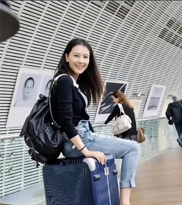 高圆圆又上热搜了，这次全网都在羡慕赵又廷。二人结婚已有十二年，赵又廷七月接受采访时表示，他们既是夫妻爱人，也是最要好的朋友。高圆圆也补充道，彼此磨合到无需过多言语，一个眼神就能领会对方心意。

不少人刷到后续的相关内容，当场就皱起眉头。
有人说高圆圆也太任性，平白无故把后半辈子的苦全甩给赵又廷。
换