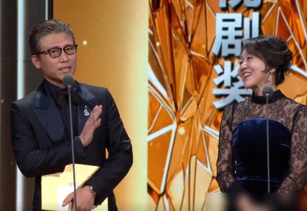 李乃文跟闫妮同台，闫妮一句“这个年龄，剧本、椅子和水杯都能记住吗”，全场笑翻。倪萍瞿颖还在旁边补刀，说他头发少。
看着像欺负人，其实这俩是几十年的交情。李乃文也不恼，转头就“求职”要给闫妮当助理，被怼了还乐。
笑完了各回各的战场。李乃文话剧照演，闫妮电影路演照跑，一个比一个忙。
你以为是年龄羞
