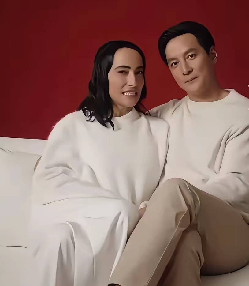 吴彦祖和老婆这张合照，第一眼看过去，差点以为是兄妹。

两人长得越来越像了，不是五官复刻，而是笑起来的神态、眼角的弧度完全同步。眉眼之间那股子温润劲儿，简直一模一样。

结婚十几年零绯闻，吴彦祖把老婆宠成了宝，日子过得舒心踏实，脸上自然就长出了“夫妻相”。从顶级男神变成现在的顾家好男人，两人低调相伴