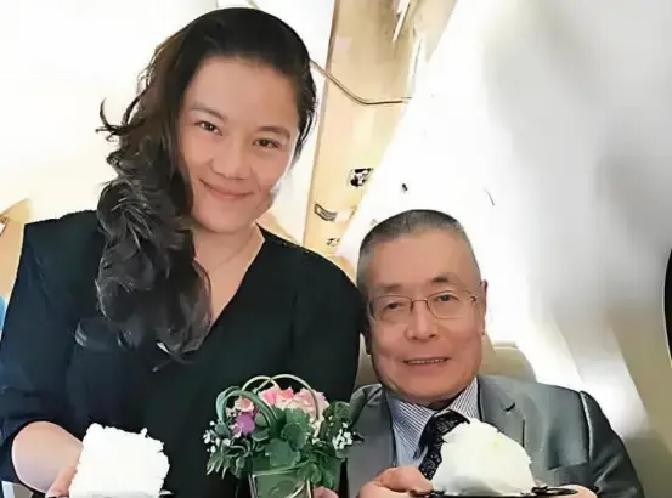 一个八十四岁的老爷子在产房外头乐开了花，转手就砸出五亿港币成立教育信托，连带名下三千万的股份全塞进了刚出生的奶娃娃手里

这剧情要是放在电视剧里，编剧估计得被骂得狗血淋头，但这可是钢琴大师刘诗昆活生生的现实

一家人住着六百平米的纽约曼哈顿顶层复式，屋里头六个保姆外加十几个私人团队围着转，连当年的赌