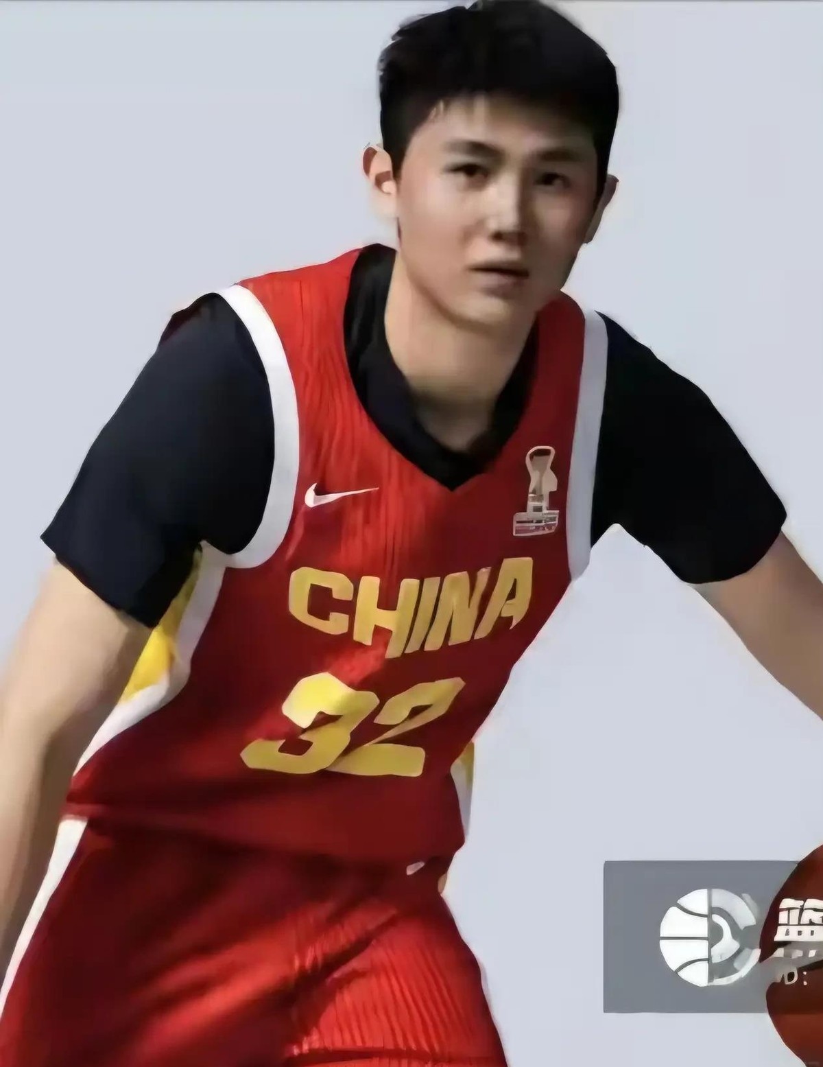 亚运铜牌赛输给伊朗，郭士强赛后说球队年轻球员多经验不够，翻翻名单19岁的李悦洲是全队最小的。铜牌战李悦洲只上了三分钟，拿2分1板1助，但整个亚运会他场均7.8分，命中率过五成，算是能拿得出手的新人。李悦洲在CBA第一个赛季就跟着浙江打进八强，季后赛还投进过绝杀球，不是没打过硬仗的人。输球总得有人担着