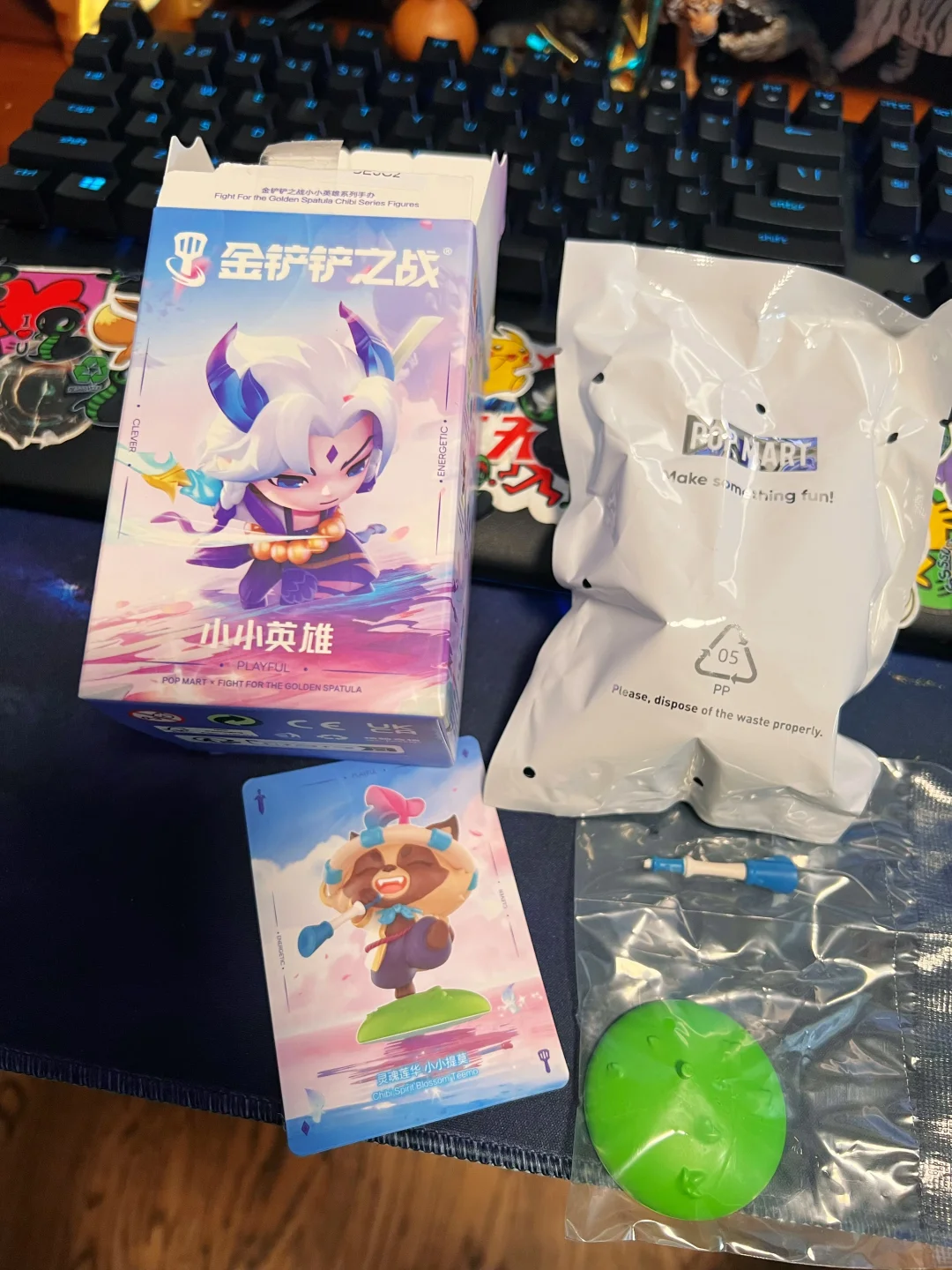 这个也到了，淘了一个二手的，不过运气比较好，买家打开后看到卡片上是提莫，就没有拆