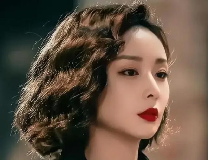 高叶狂飙后三年拍了七部主演戏没一部爆，都说她打回原形了，可张小斐刚拿110亿票房证明这局还没完
《正当防卫》7月9日开播、7月15日就收官，一部中等体量的司法悬疑剧在爱奇艺迷雾剧场播完，传播周期只有一周，微博讨论还没发酵起来就被下一波热点吞掉了。
“打回原形”是个伪命题
高叶从来没有没戏拍。2023