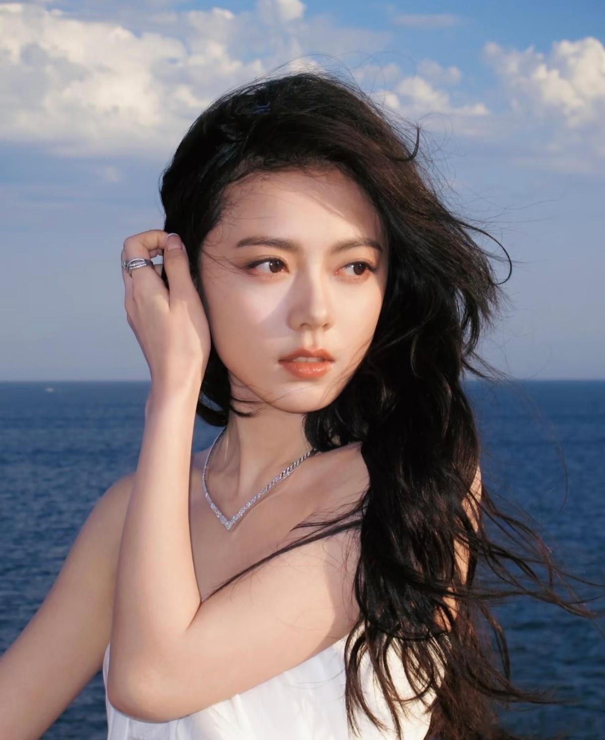 在综艺《你好星期六》中，李小冉对赵今麦脱口而出“你们还有戏拍”，这句看似玩笑的话意外戳中影视行业项目缩减、演员接戏难的痛点，引发广泛共鸣。   一、综艺名场面诞生- 对话还原：赵今麦在节目中表示录完综