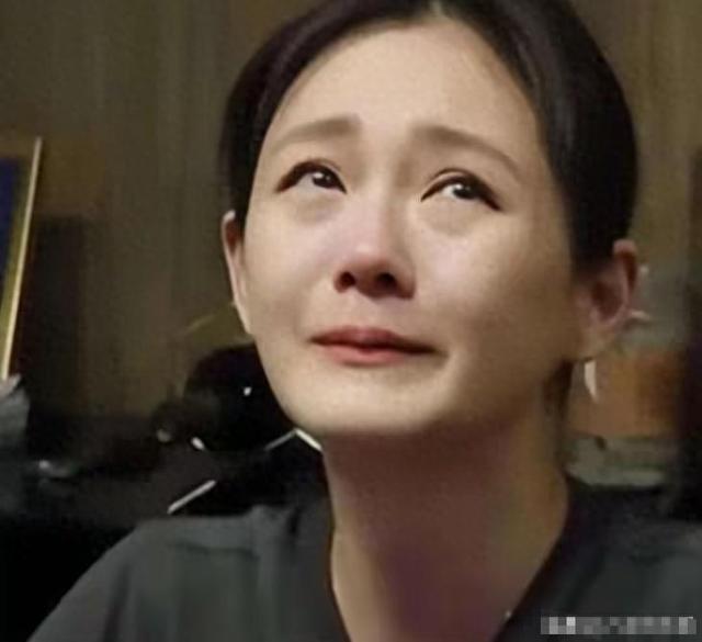 大S离世快一年了，冥诞这天亲友们各种操作，有人写长文哭成泪人，有人憋到天黑才开口，还有人连发三条动态却只字不提——这瓜吃得人心里直痒痒。到底谁是真怀念，谁在演深情？

阿雅一大早就甩出两千字长文，细数三十多年姐妹情，从解围到陪护生病父亲，最后一句“常常只是坐着想她”直接让人破防。小S却磨蹭到晚上才发