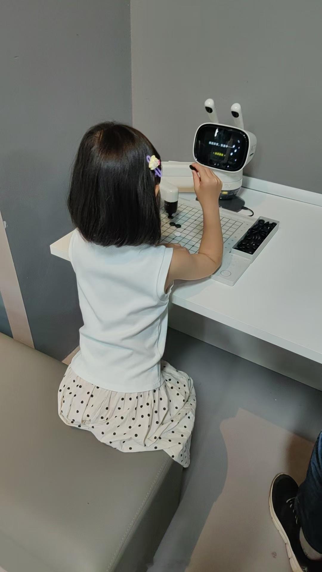 20260819
花姐被爷爷奶奶带去杭州玩了，江和美海洋公园，然后机器人馆，上下楼的。。玩得开心
晚餐做地铁去吃饭，回来视频了会儿21点左右。

第一次我在国内 花不在身边[哈哈]刚需七夕，我俩去山里吃火锅 看星星（我不太会拍照，满天繁星真好看）因为开着灯，蚊虫都涌来。还好有艾草香，身上没被咬。抬 ​