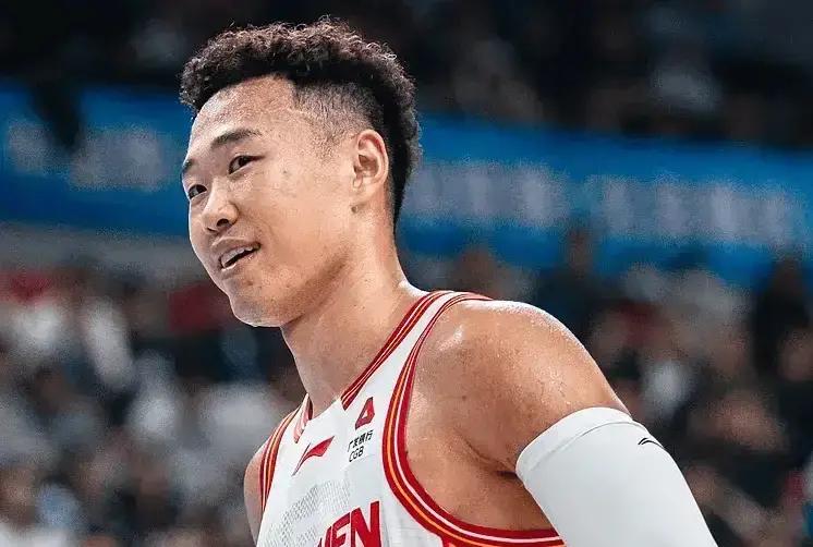单场比赛狂输整整58分，换成任何一个有职业自尊心的球员，赛后都得憋屈得喘不上气来。
深圳男篮这场跟北京队的交手，比分牌上的数字简直刺眼到让人不敢看。赛后更衣室通道里，队长贺希宁在镜头前的神态，已经不单单是输球的沮丧，更像是一种透骨的失望与无力。
他先是大方恭喜了北京队，承认人家这个赛季从场下备战