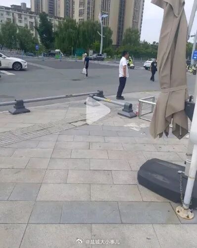 【护栏压盲道，无视视障人群安全通行，盐城吾悦广场外围护栏设置严重不合理】市民曝料：盐城吾悦广场外围护栏设置不合理，护栏直接压占在盲道之上，盲道被栏杆阻断，加上路面坑洼不平，视障人群根本无法正常通行。设置护栏本意是维护现场通行秩序，可以理解，但管理秩序不该以牺牲无障碍安全为代价。城市建设不能只顾及普通行人，更要关照特殊群体出行需求。盲道不是摆设，是视障人群出行的生命线 。希望相关部门能够现场核查及时整改，消除安全隐患，保障无障碍通道畅通。