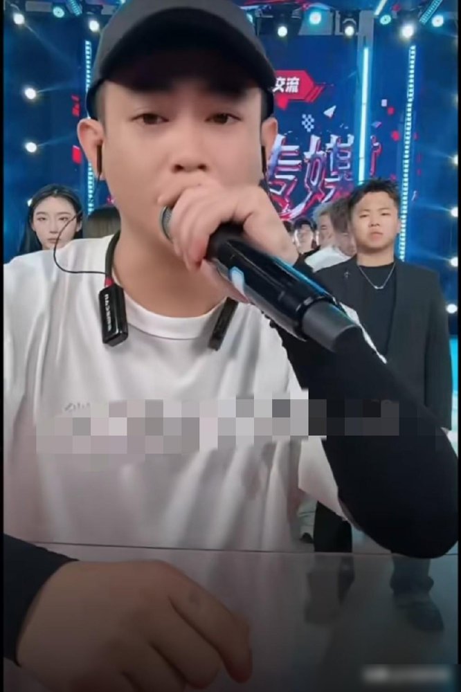 吴迪直播说，自己账号跟封了没两样。这话听着瘆人？他偏偏不炸。
狗磊那边几天连番开火，小号转着圈骂，连小矮人段子都整出来了。粉丝等着吴迪一声令下，全军列阵。他倒好，来一句，能忍就忍，忍不了再整。
隔空一句话都带血，底下憋着一群狼。以前网红干架，怕你不撕。现在？平台风向早变了。
别看狗磊叫得凶，上