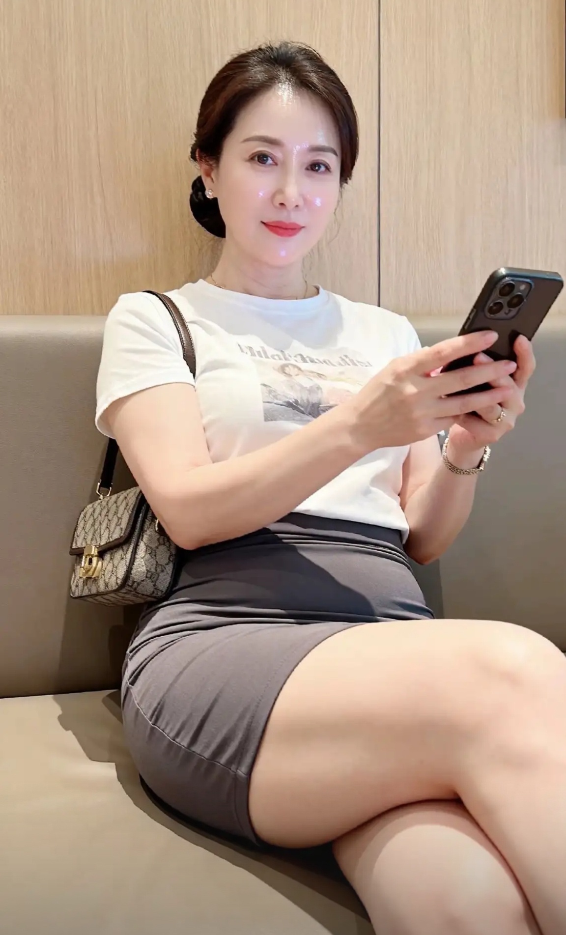 这是谁的岳母呀！？保养的这么好！脸都发光！